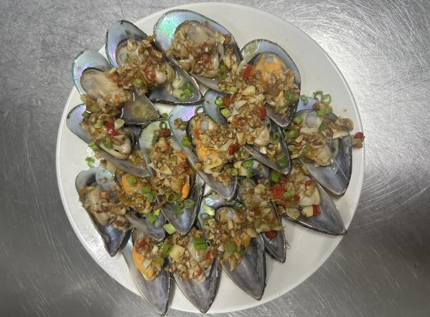 Steamed Mussels with Garlic