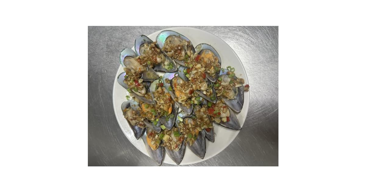 Steamed Mussels with Garlic